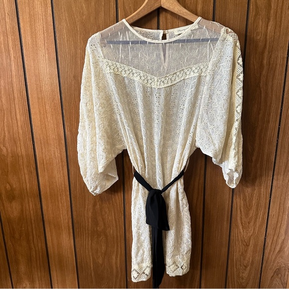 Chic Cream Lace Mini Dress with Black Belt - Picture 1 of 5